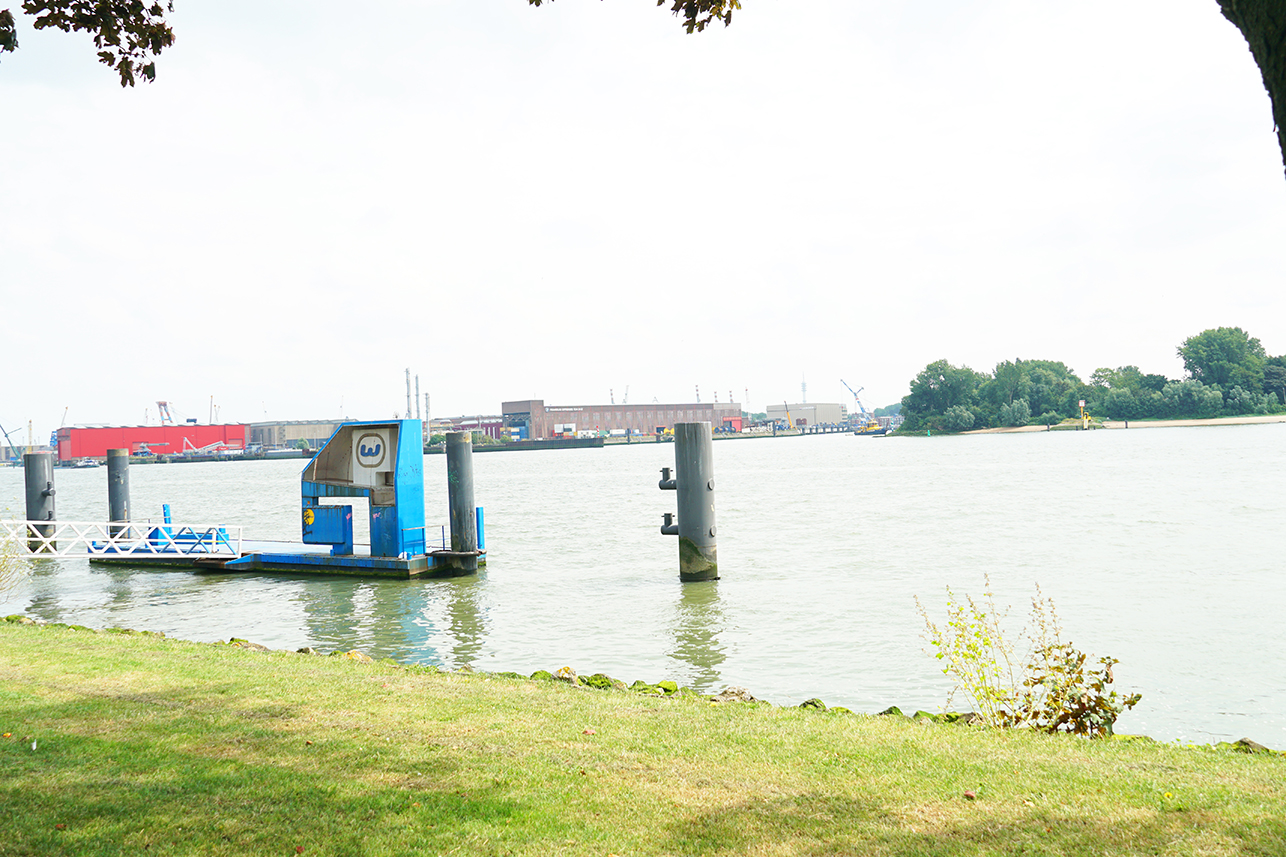 Barneys_schiedam_maasboulevard_omgeving_maas_kant_pont_water